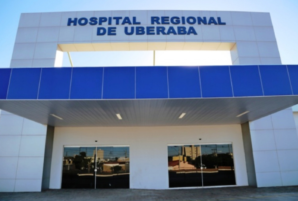 A imagem mostra a entrada de um edifício com o letreiro HOSPITAL REGIONAL DE UBERABA em destaque.