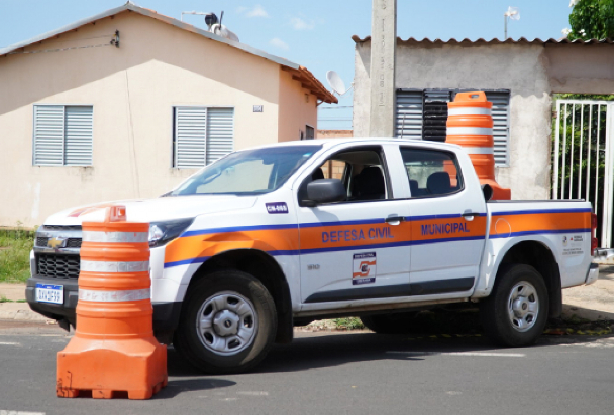Veículo da Defesa Civil.