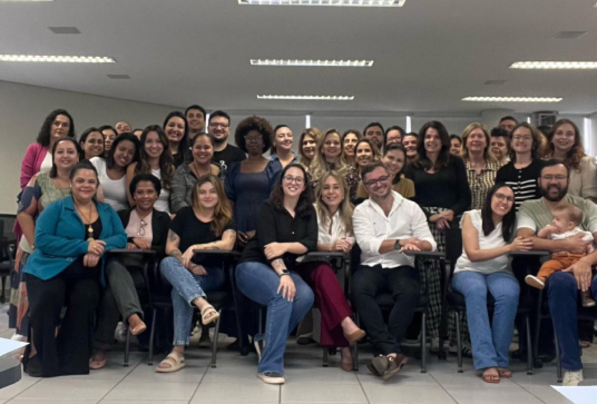 Grupo reunido em ambiente profissional, demonstrando união, diversidade e espírito de equipe.