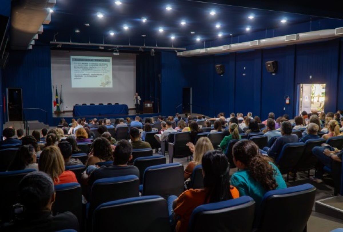 Público assiste a uma palestra em auditório durante evento profissional ou científico.