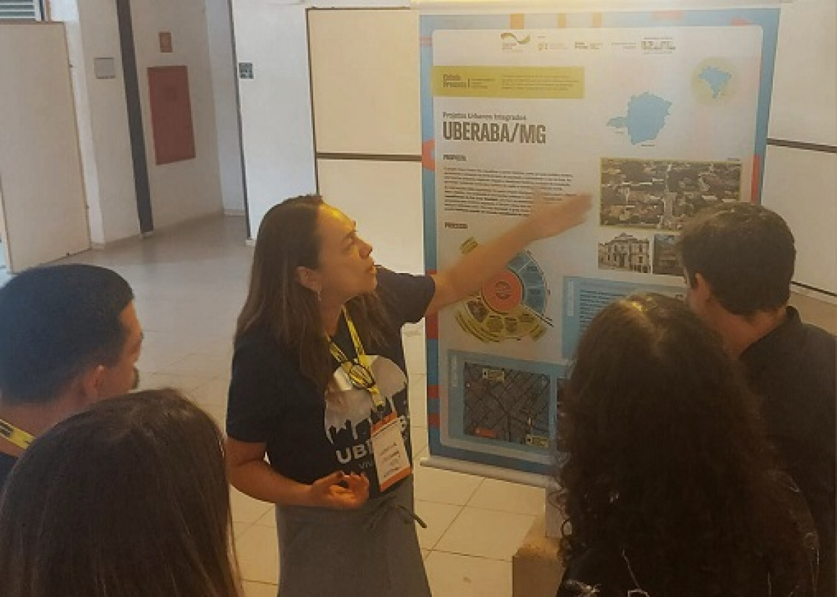 Apresentação dos resultados do Projeto Cidade Presente de Uberaba/MG em um painel explicativo para visitantes.