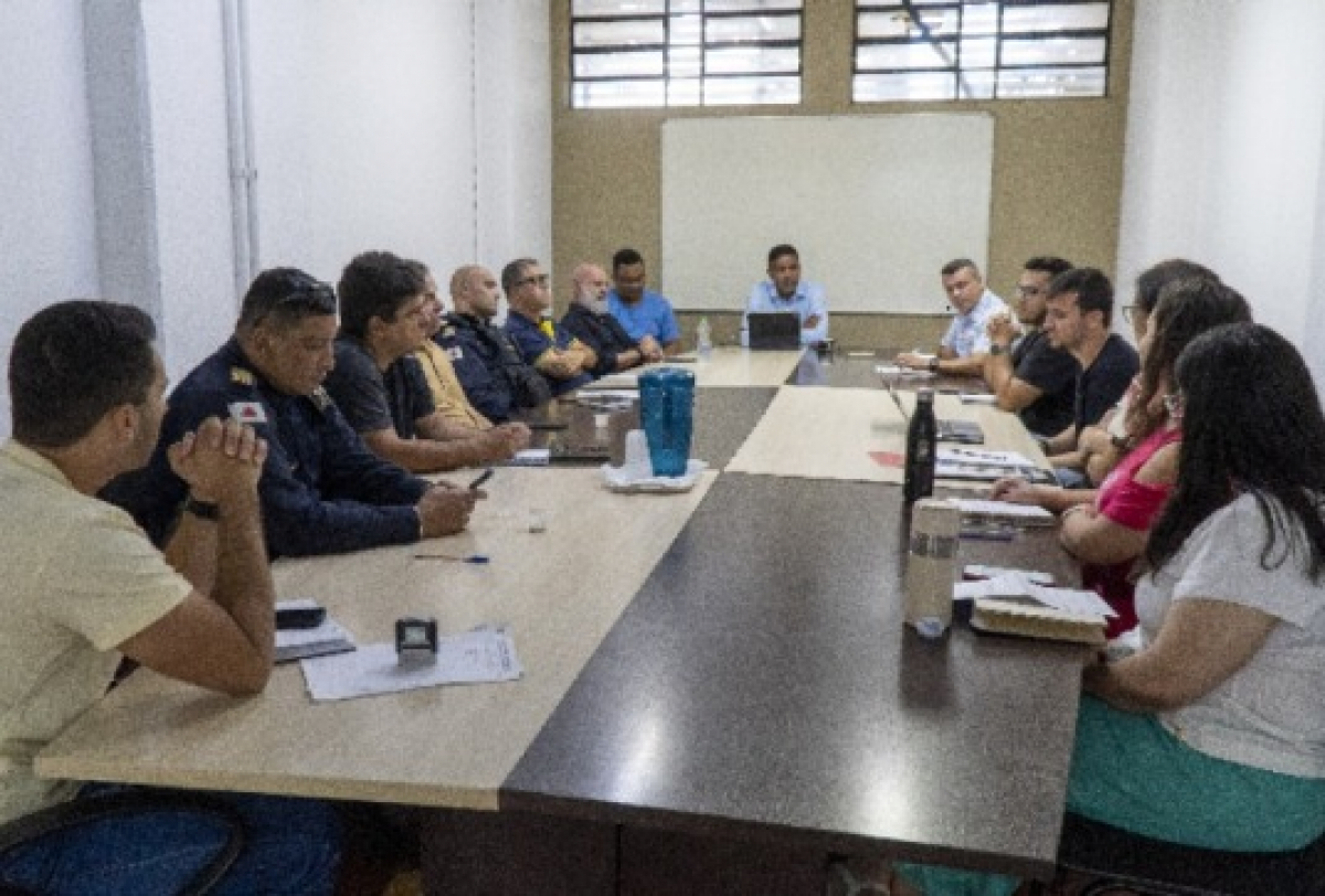 Reunião formal entre representantes de segurança pública e outros setores para discussão estratégica.