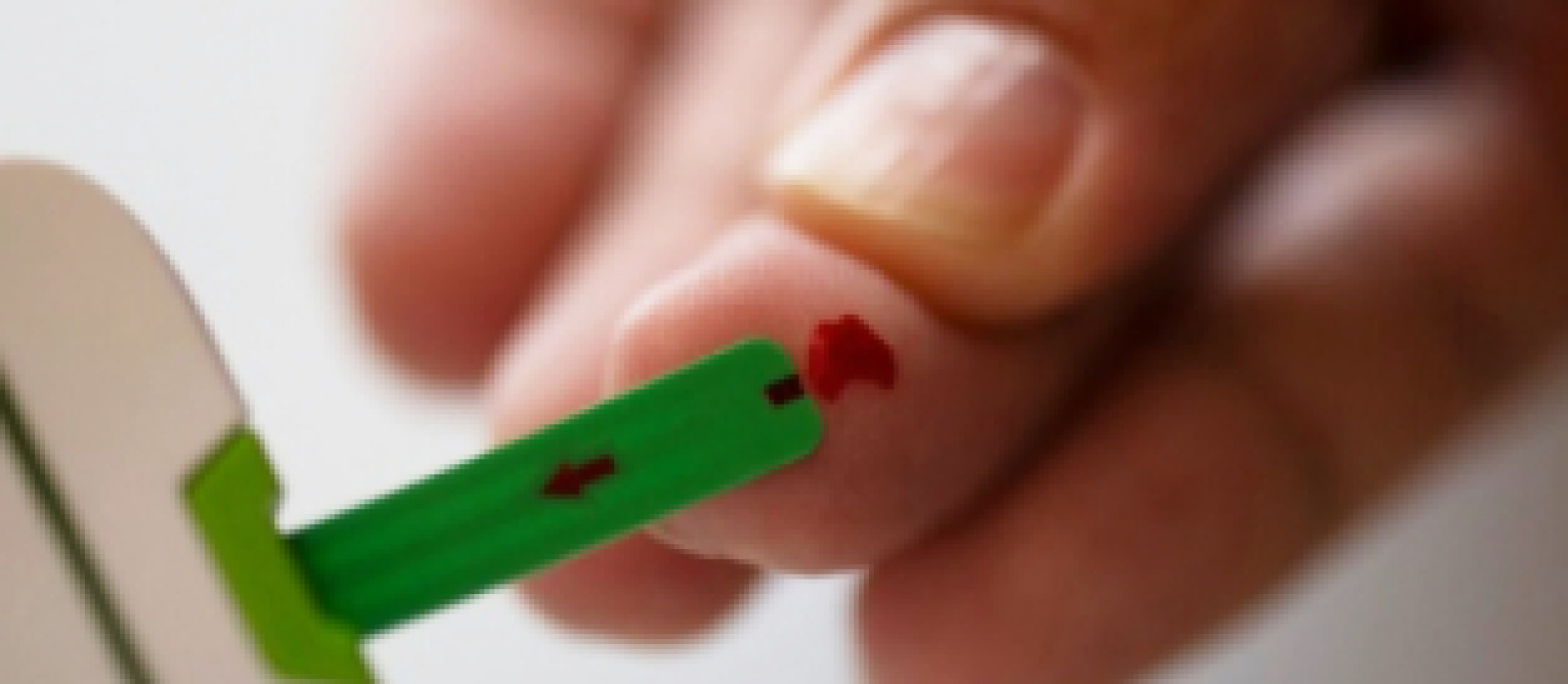 Pessoa realiza teste de glicemia com coleta de sangue na ponta do dedo.