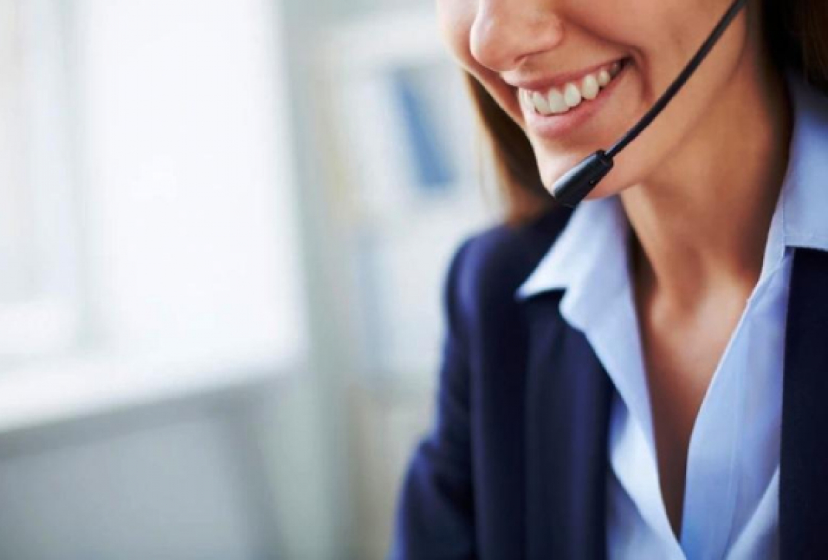 Imagem de uma profissional sorridente usando um headset, representando atendimento ao cliente ou telemarketing.