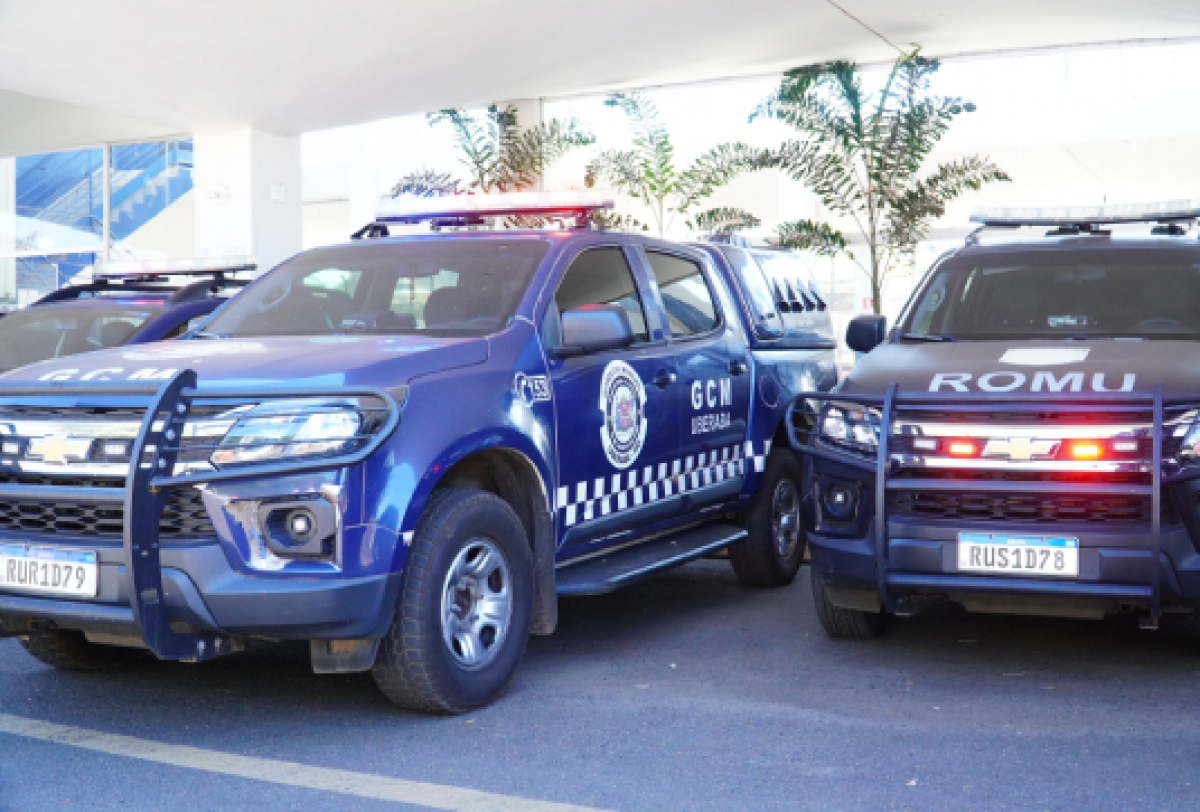 A imagem destaca o uniforme dos guardas municipais de Uberaba, refletindo seu papel no policiamento preventivo da cidade.
