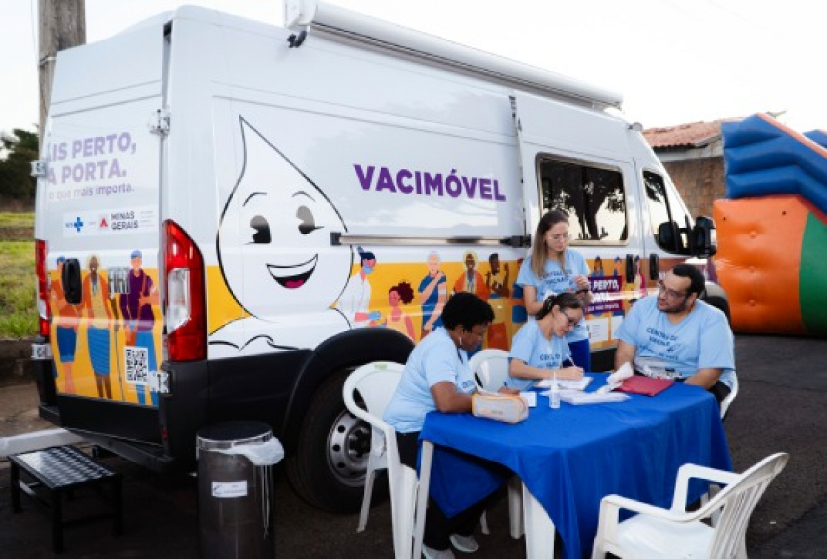 Vacimóvel de Minas Gerais leva vacinação itinerante com equipe de saúde atendendo a população.