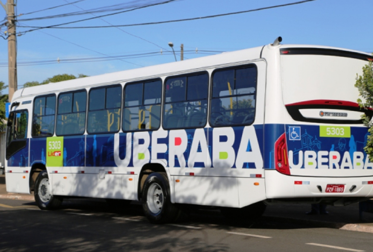 Ônibus urbano de Uberaba com design moderno e acessível, exibindo a marca da cidade e número de frota.