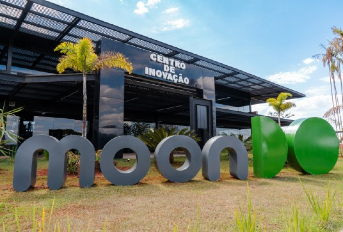 Fachada moderna do Centro de Inovação com letreiro “Moon Do” em destaque no jardim.