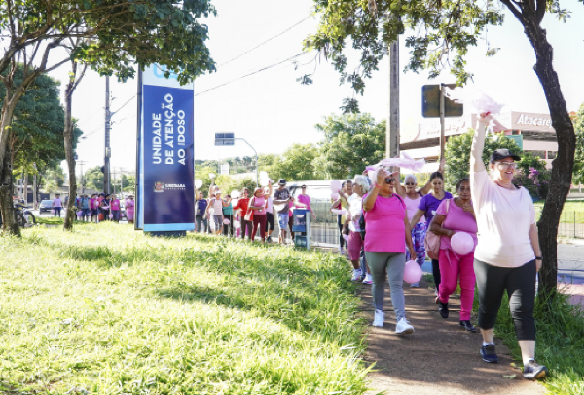 Mulheres participam de caminhada perto da Unidade de Atenção ao Idoso em Uberaba.