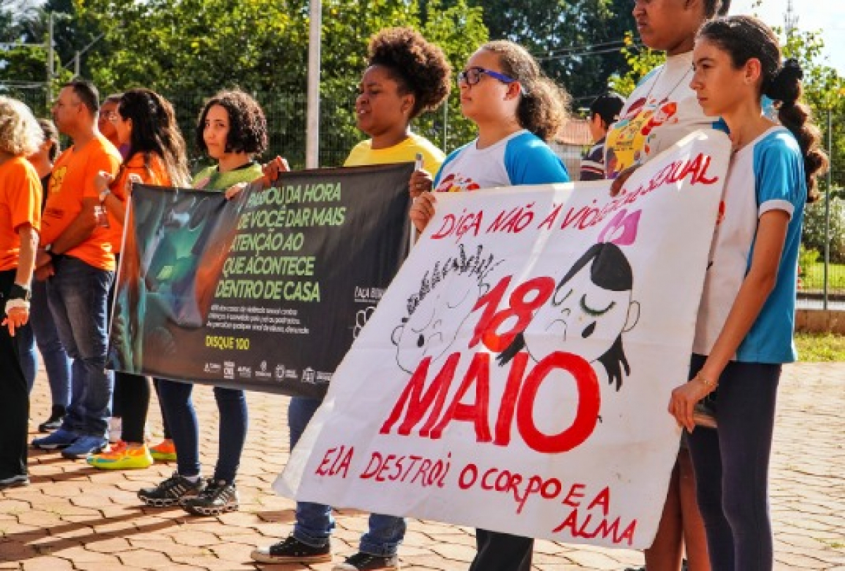 Manifestação de conscientização contra a violência sexual infantil realizada em 18 de maio no Brasil.