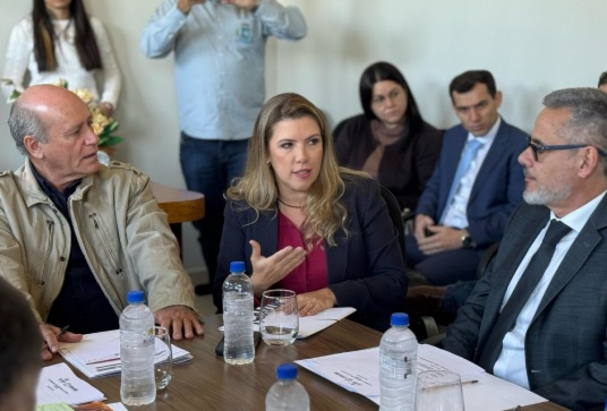 Reunião formal com autoridades discutindo temas institucionais.