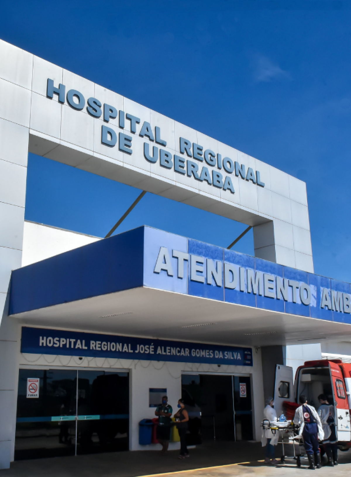 Entrada do Hospital Regional de Uberaba, destacando o setor de Atendimento Ambulatorial.