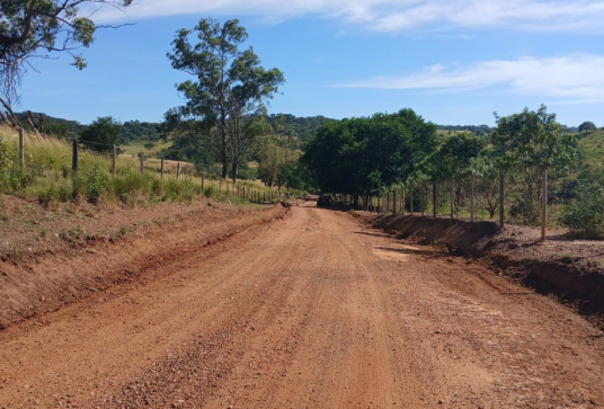 Esta estrada de terra rural é um lugar pitoresco e tranquilo, ideal para um passeio cênico ou uma viagem.