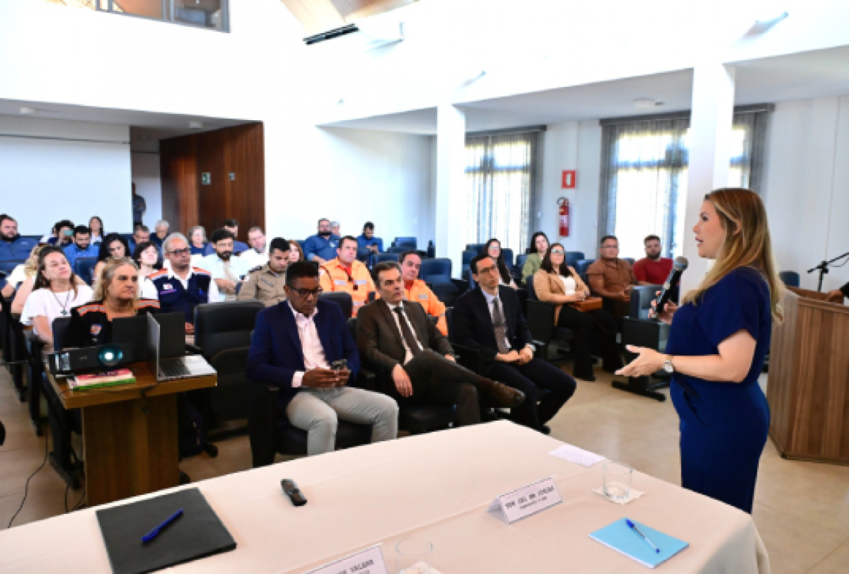 Palestra institucional com participação de autoridades, técnicos e representantes da defesa civil.