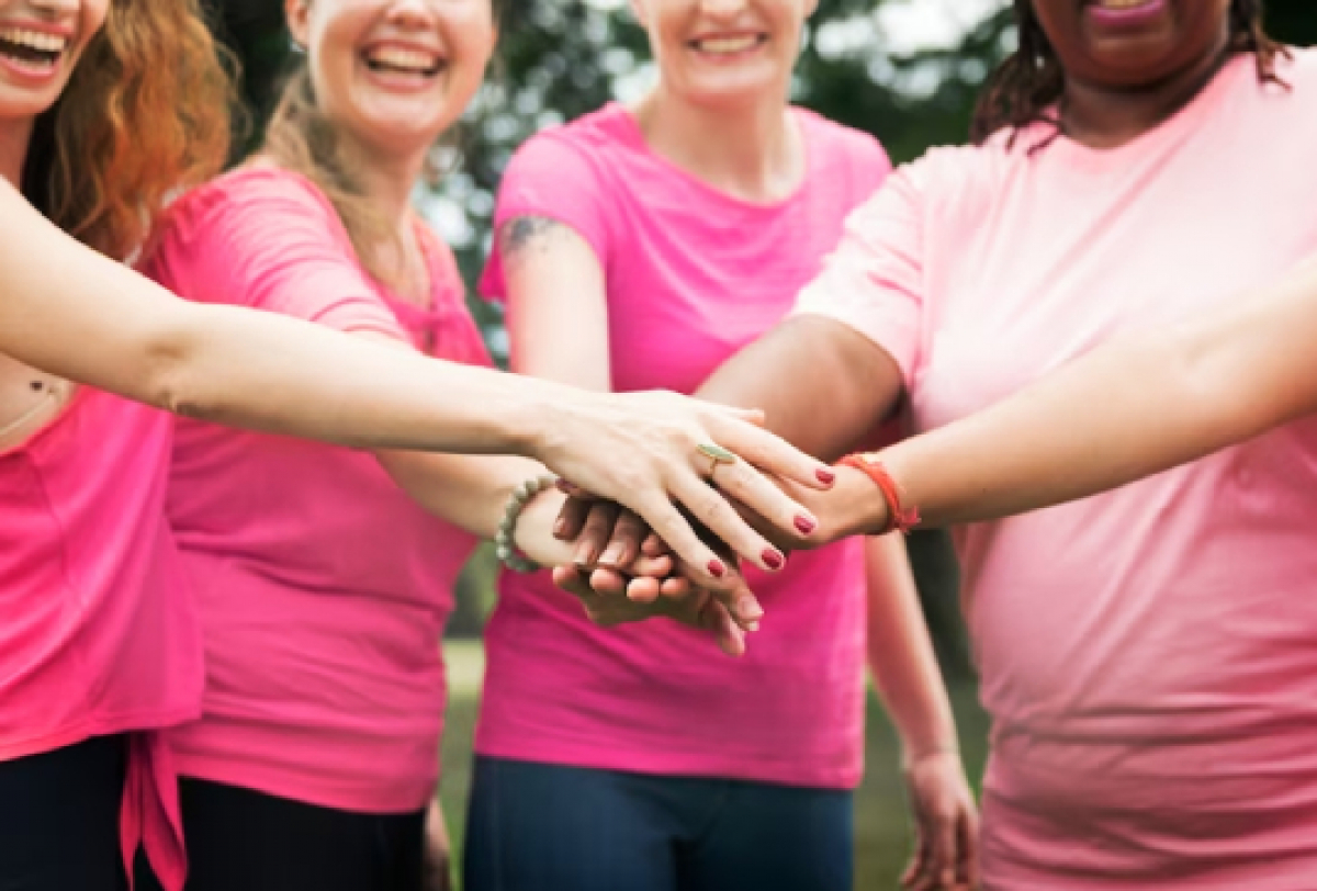 Mulheres unidas em apoio à conscientização e à prevenção do câncer de mama na campanha Outubro Rosa.