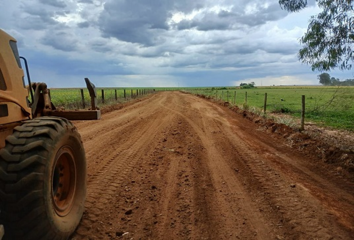 Agronegócio melhora estradas em Santa Fé e Serraria