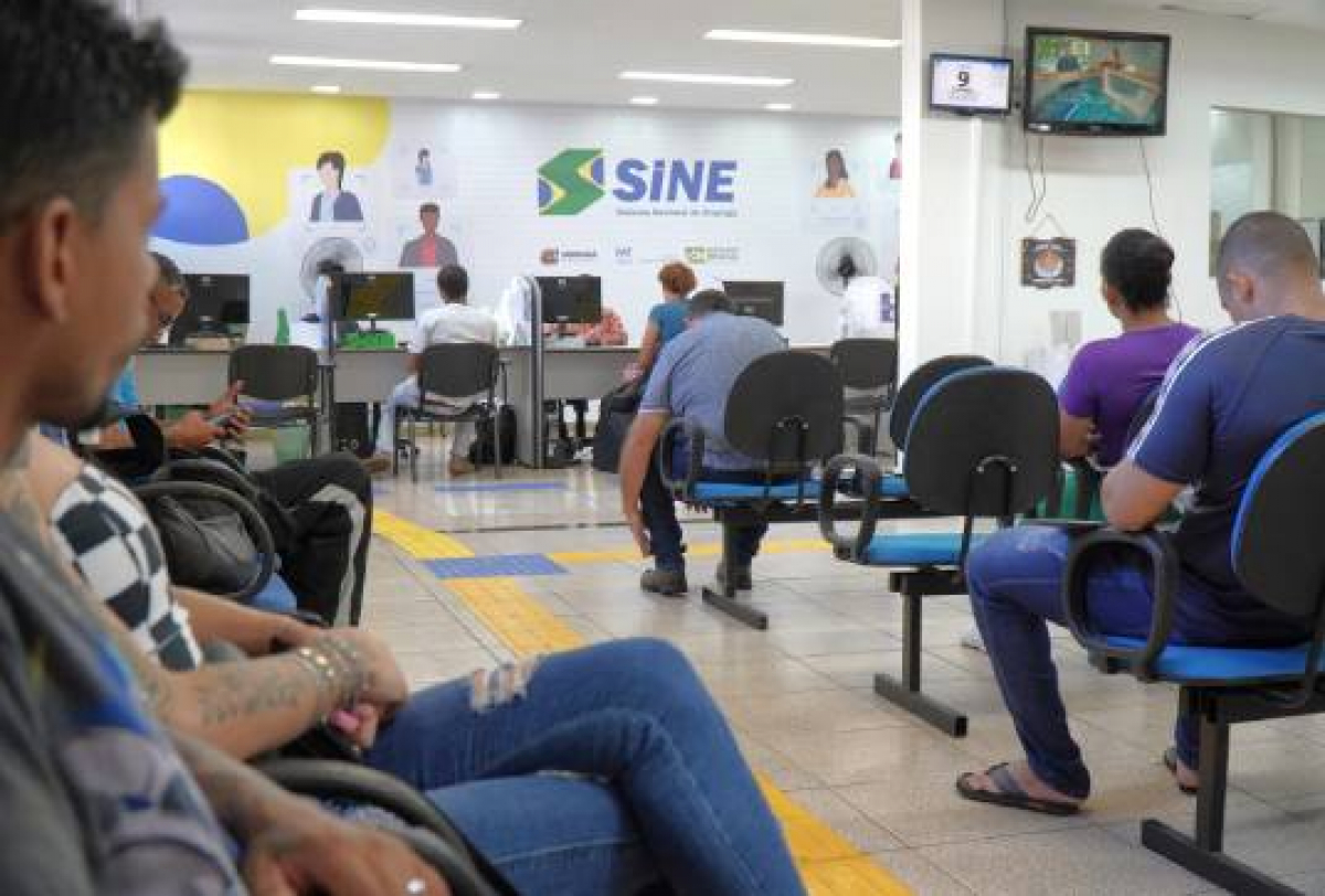 Pessoas aguardam atendimento em uma unidade do SINE para serviços relacionados ao emprego.
