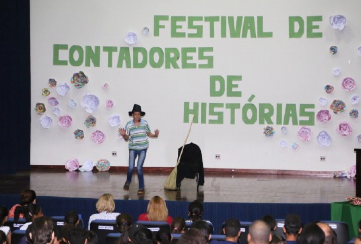 Apresentação artística encanta o público no Festival de Contadores de Histórias.