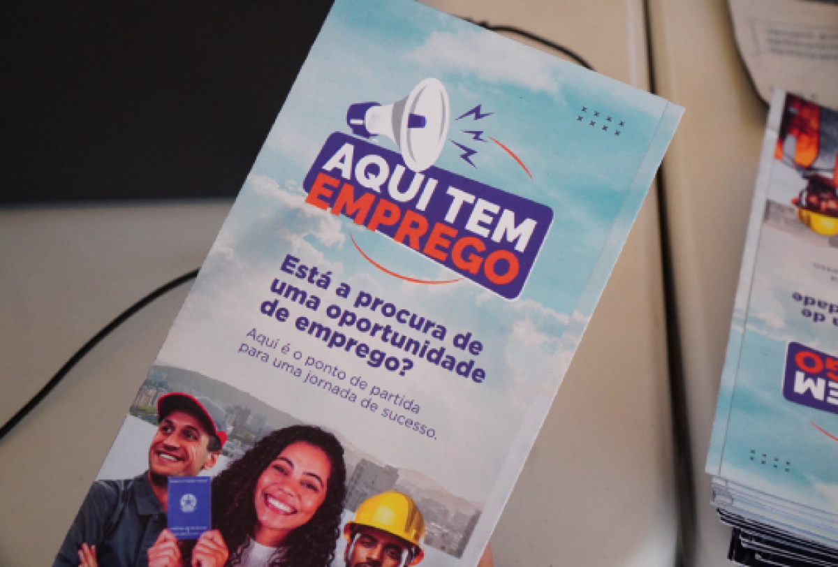 Um folheto motivacional que destaca serviços para auxiliar na busca de empregos e oportunidades.