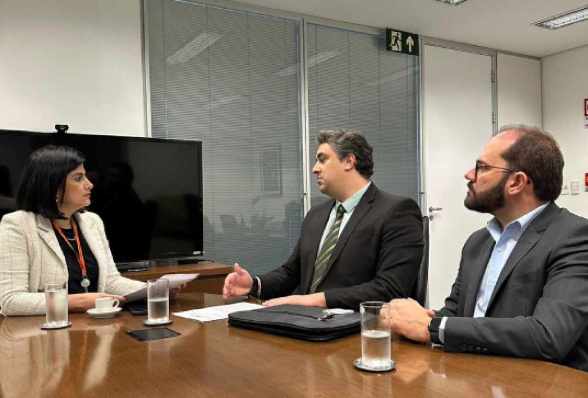 Autoridades realizam reunião formal em sala corporativa para tratar de assuntos institucionais. 