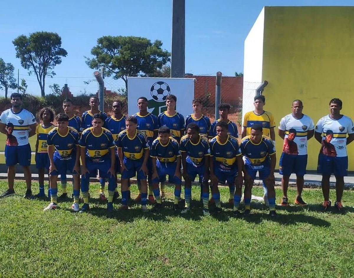 Equipe de futebol amador reunida em campo gramado, promovendo o esporte, a integração e o espírito de equipe.