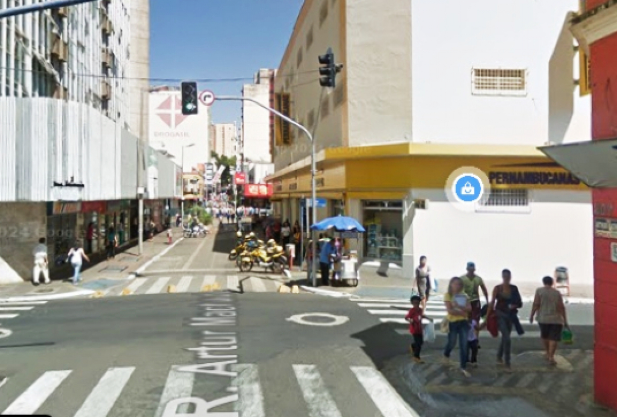 Um dia comum no centro de Uberaba, com movimento intenso de pedestres, comércio ativo, vendedores ambulantes e clima ensolarado.