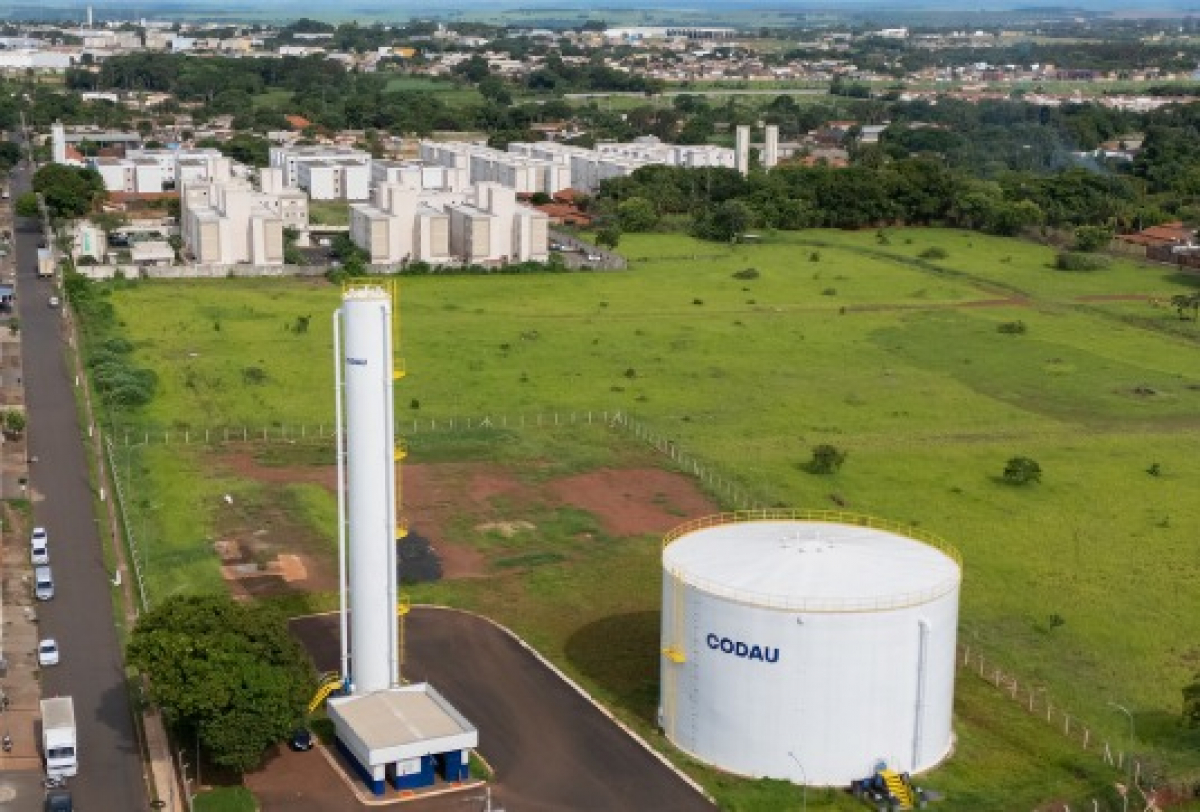 Vista aérea de área urbana com residências, comércios, área verde e reservatórios de água da CODAU.
