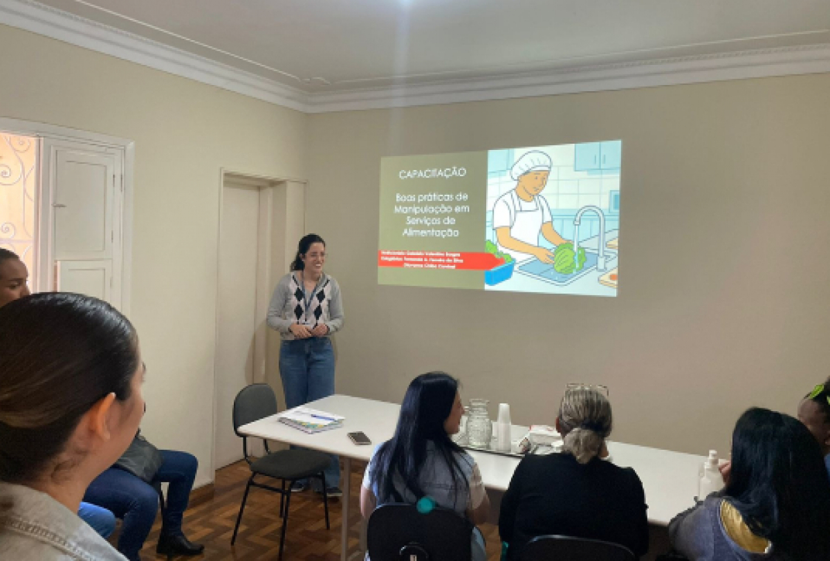 Capacitação sobre boas práticas de manipulação de alimentos é realizada para grupo de participantes.