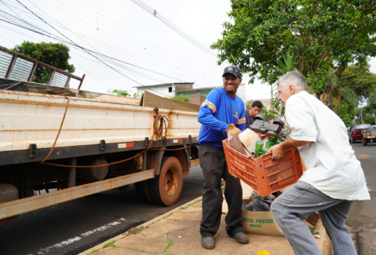 Equipe realiza mutirão no Bairro Gameleiras para combater focos de dengue com ajuda da comunidade.