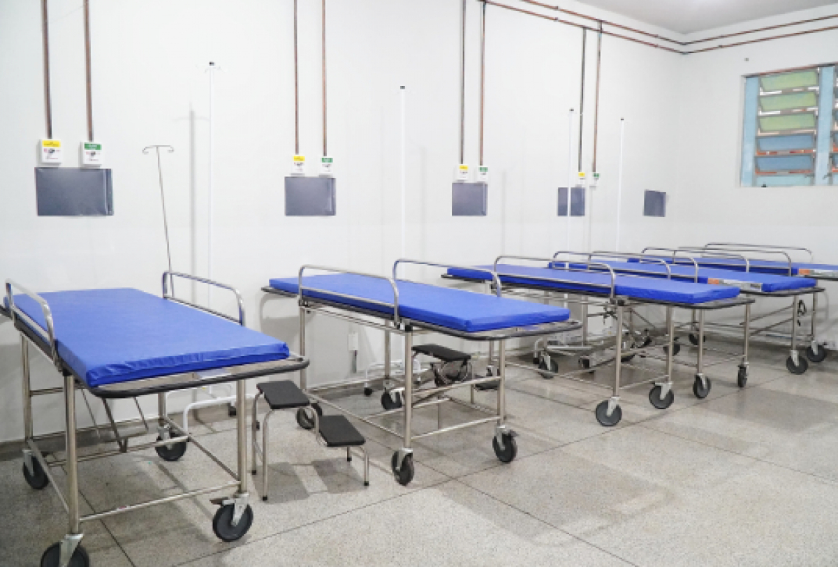 Imagem mostra leitos hospitalares preparados para atendimento, possivelmente em unidade voltada ao combate à dengue.