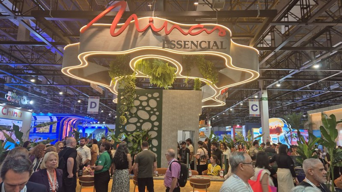 Estande da marca Animas em uma feira, cercado por visitantes e com decoração moderna e iluminada.