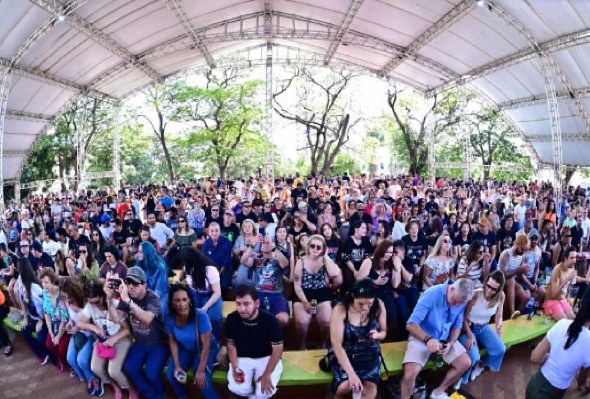 Grande público participa de evento cultural e musical realizado em espaço coberto ao ar livre.