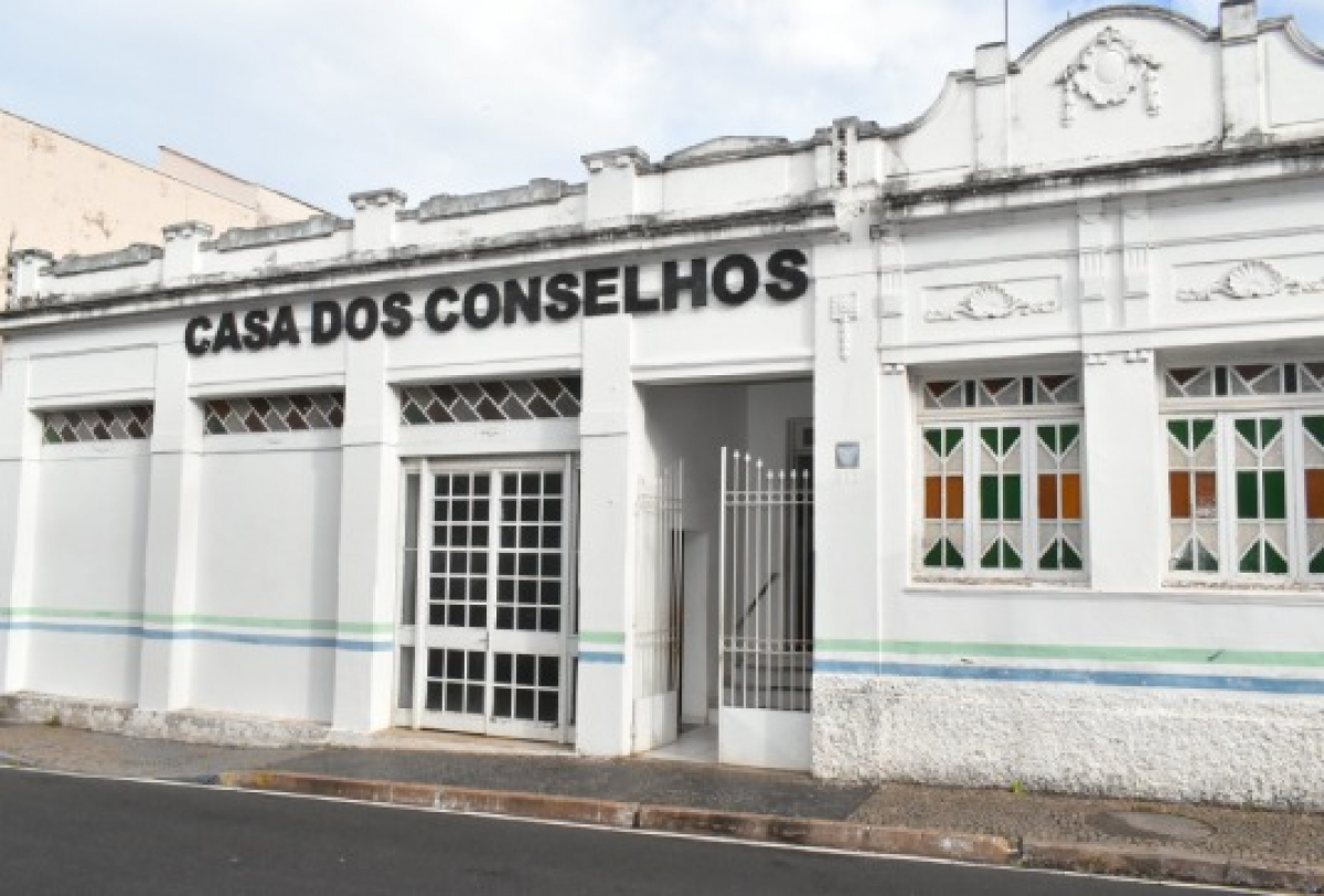 Fachada da Casa dos Conselhos, espaço dedicado à participação cidadã e políticas públicas.