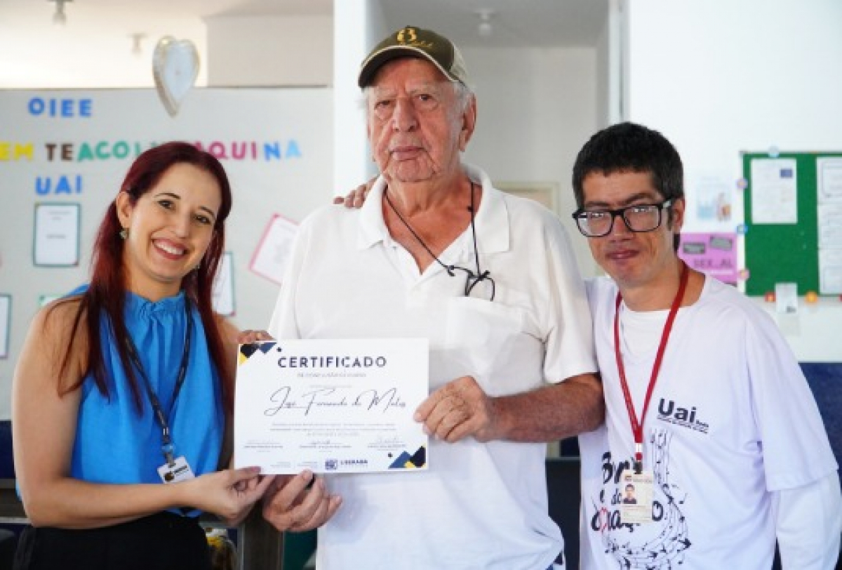 Entrega de certificado em evento realizado na unidade UAI, com clima de celebração e reconhecimento.