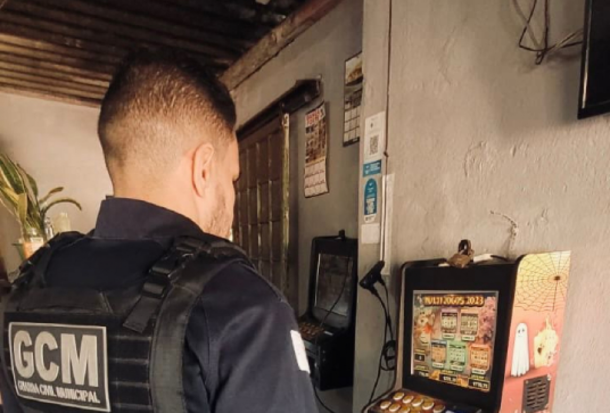 Guarda Civil Municipal fiscaliza máquina de jogo eletrônico em estabelecimento.
