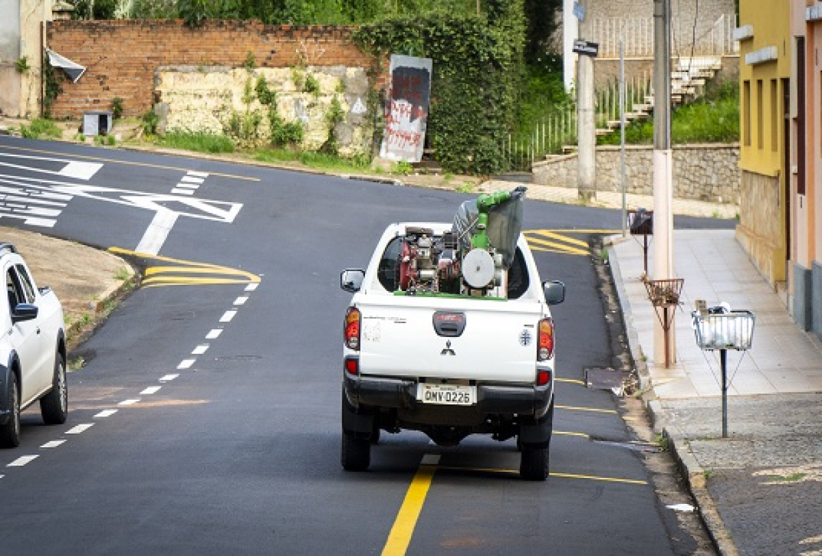 Uma caminhonete circula pelas ruas com equipamentos de fumacê para combate ao mosquito da dengue.