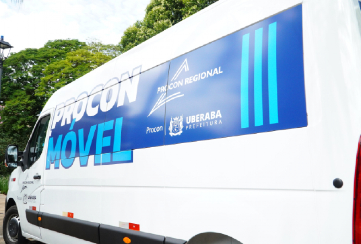 Van do Procon Móvel de Uberaba oferecendo atendimento itinerante à população.