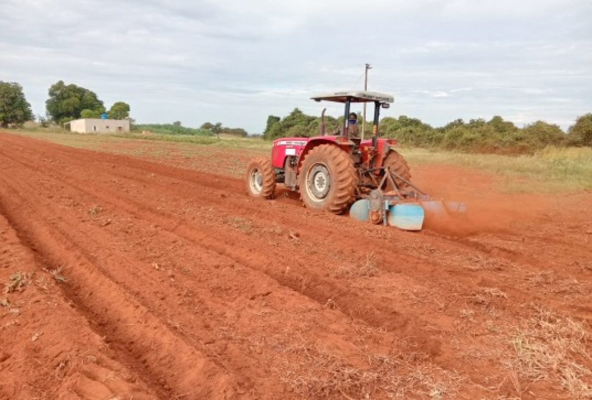 Dia de preparo do solo com trator para o plantio na zona rural.