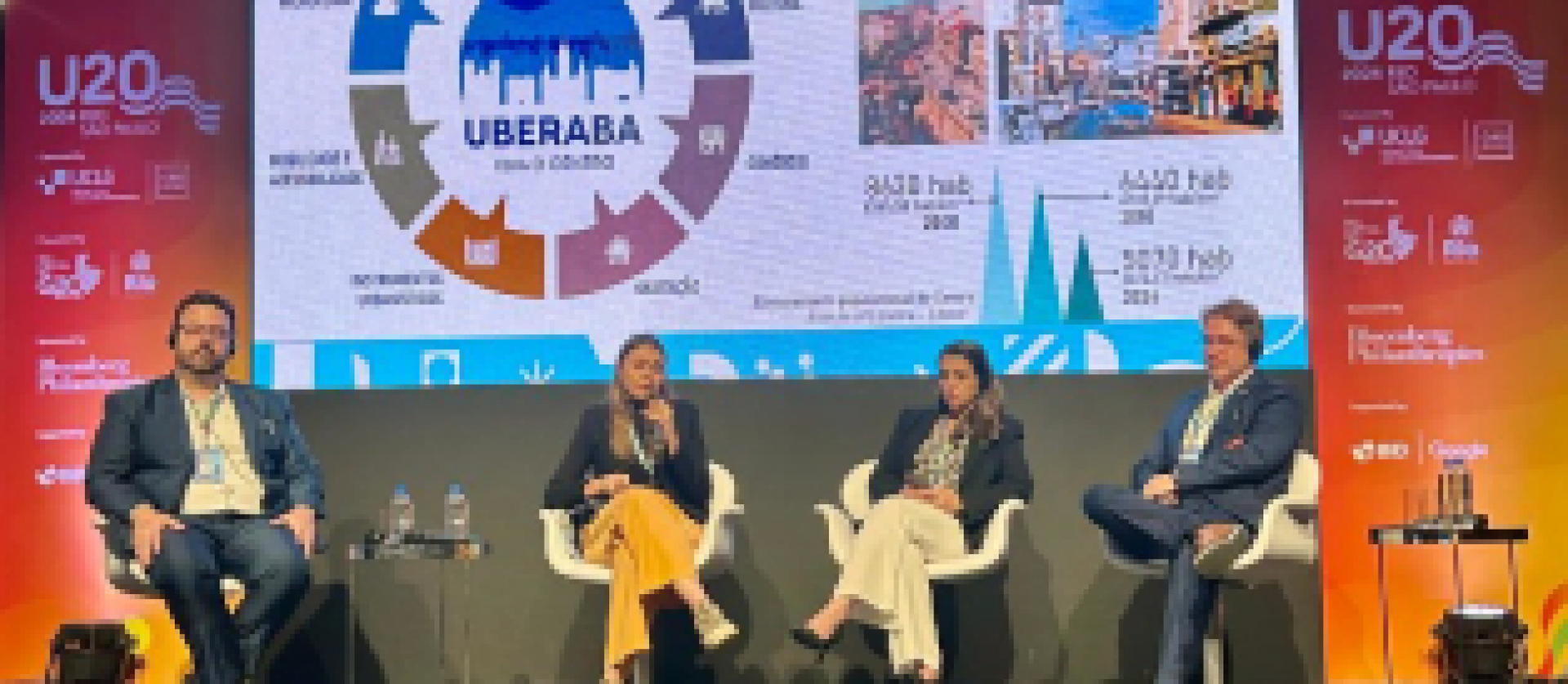 Painel em evento destacando o projeto Viva o Centro de Uberaba, focado em requalificação urbana e desenvolvimento.