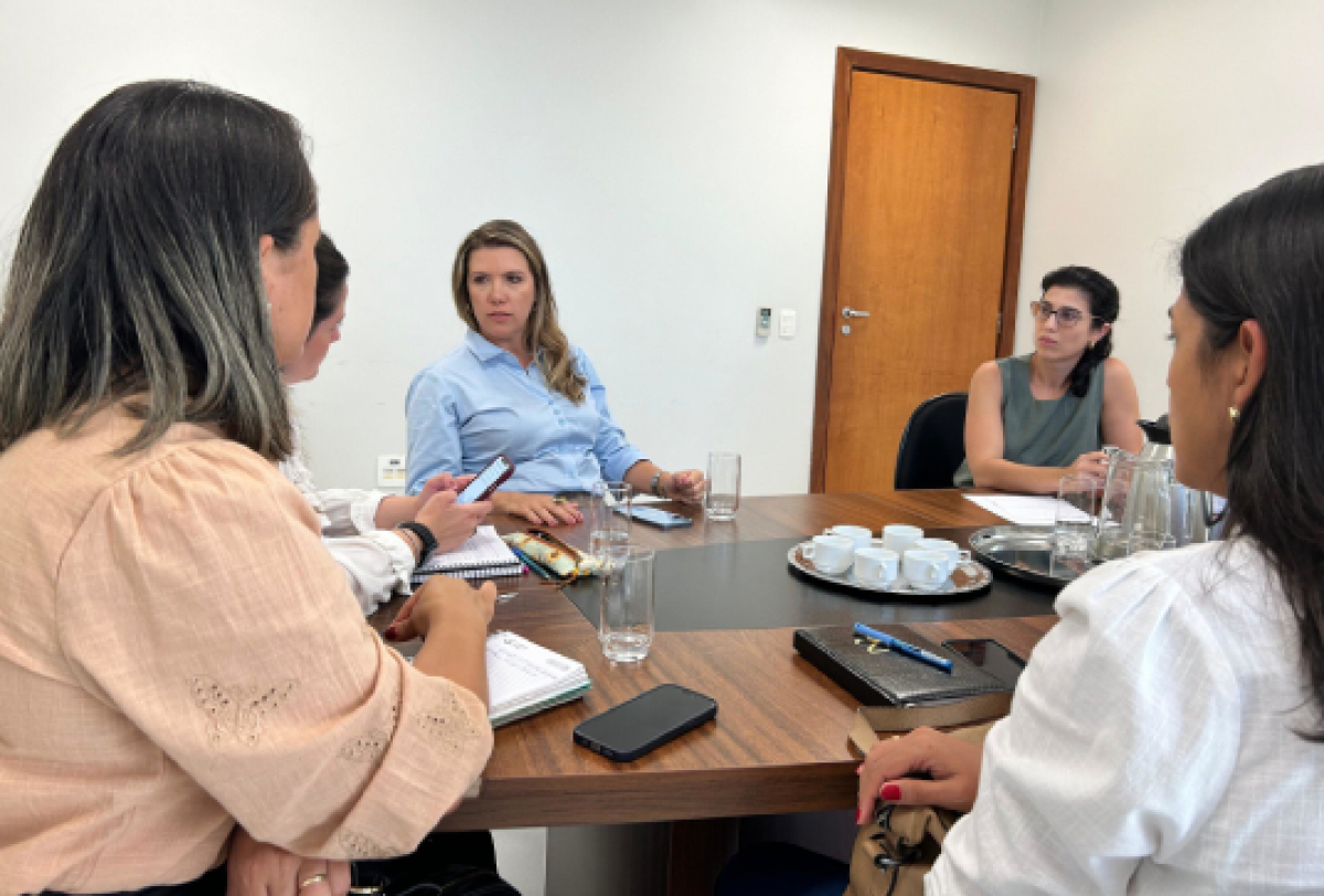 Prefeita Elisa em reunião com grupo para discutir temas relacionados a crianças e adolescentes.