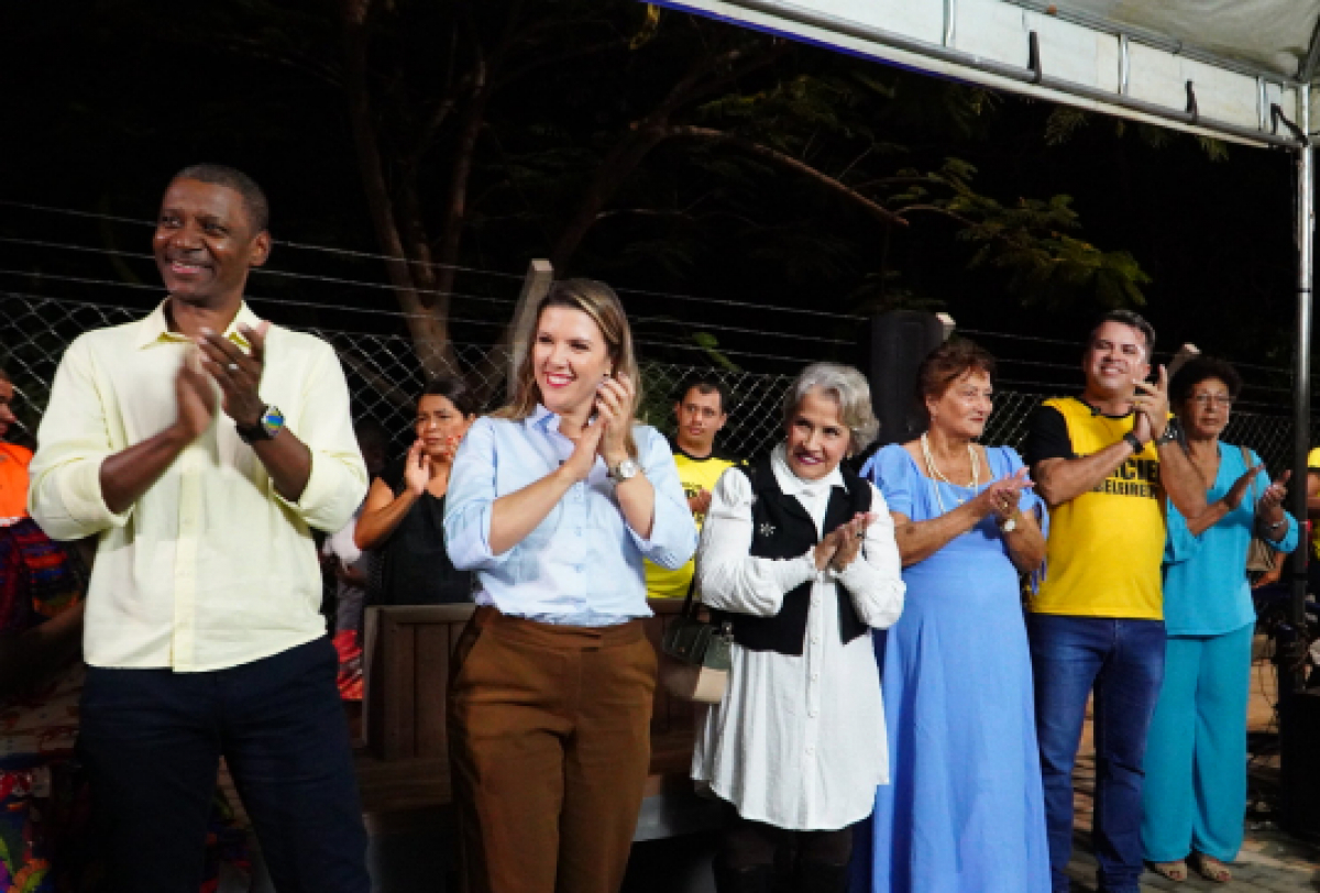 Evento noturno reúne autoridades e comunidade em clima de celebração e participação popular.