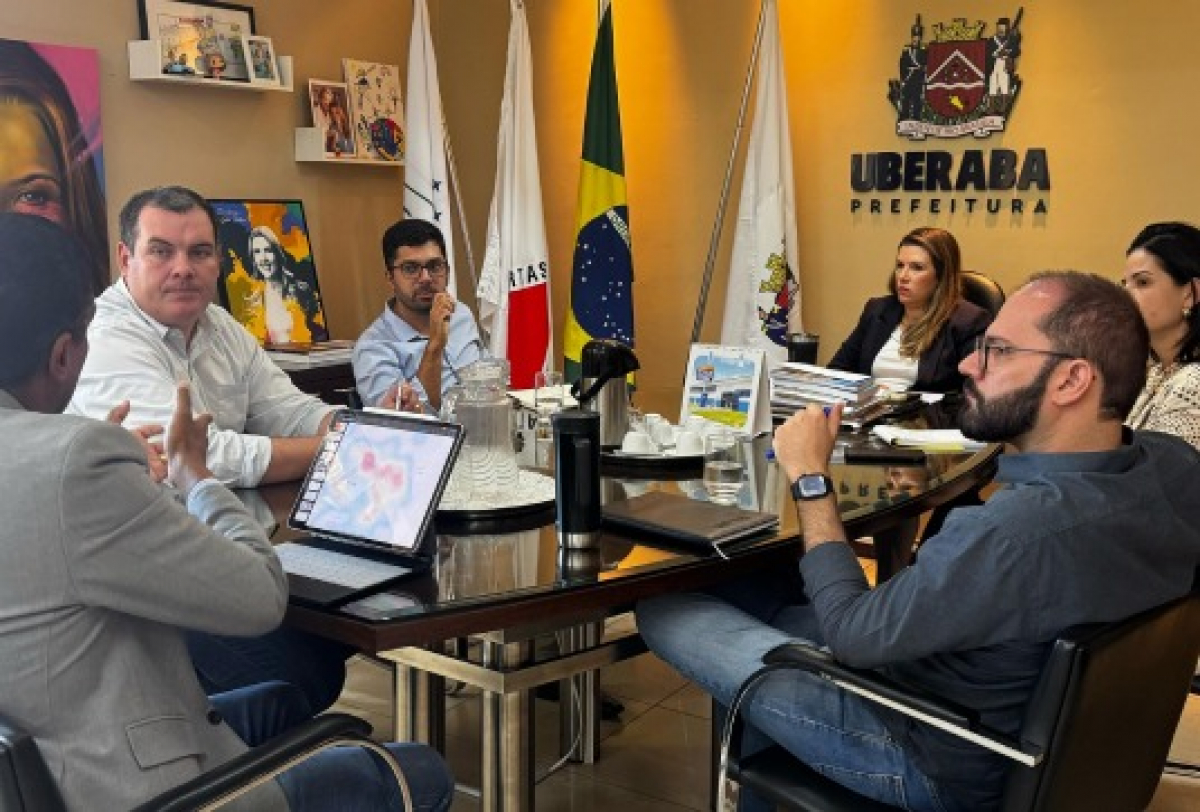 Reunião na Prefeitura de Uberaba reúne gestores e técnicos para discussão de projetos e dados estratégicos.
