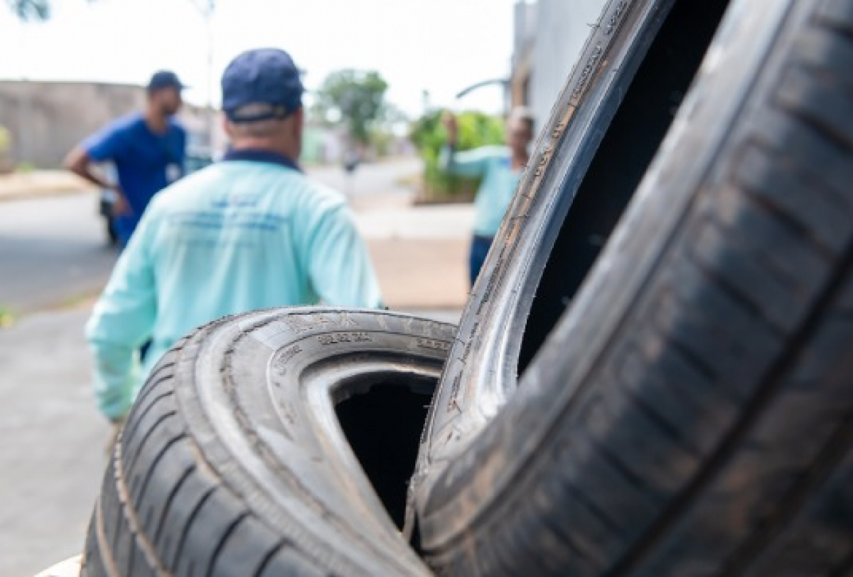 Agentes públicos realizam ação de recolhimento de pneus para prevenção ao mosquito da dengue.