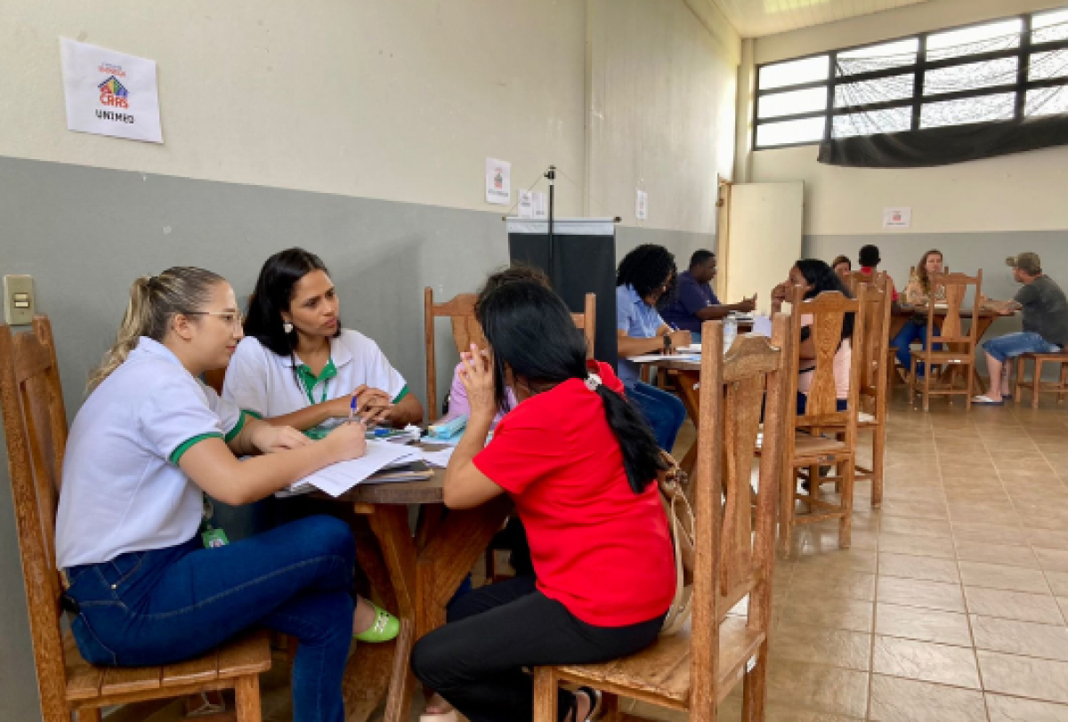 Pessoas participam de um programa de encaminhamento profissional em um ambiente comunitário.