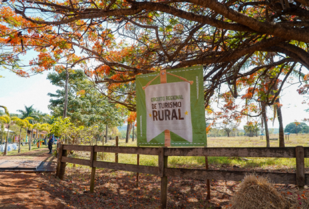 Evento do Circuito Regional de Turismo Rural promovido em ambiente campestre arborizado.