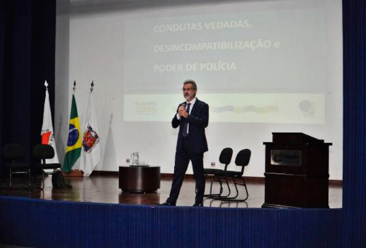 Palestra sobre condutas vedadas, desincompatibilização e poder de polícia realizada em auditório institucional.