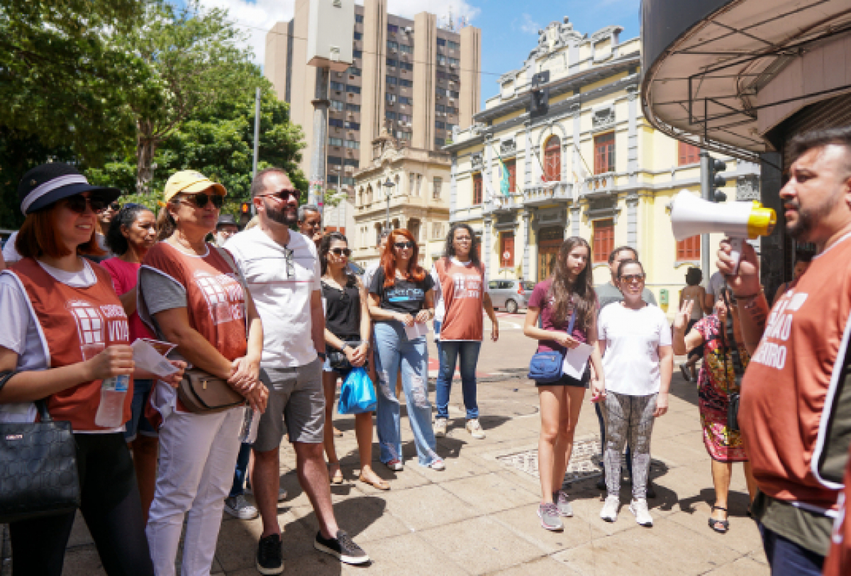Passeio guiado reúne grupo no centro histórico para conhecer marcos culturais da cidade.