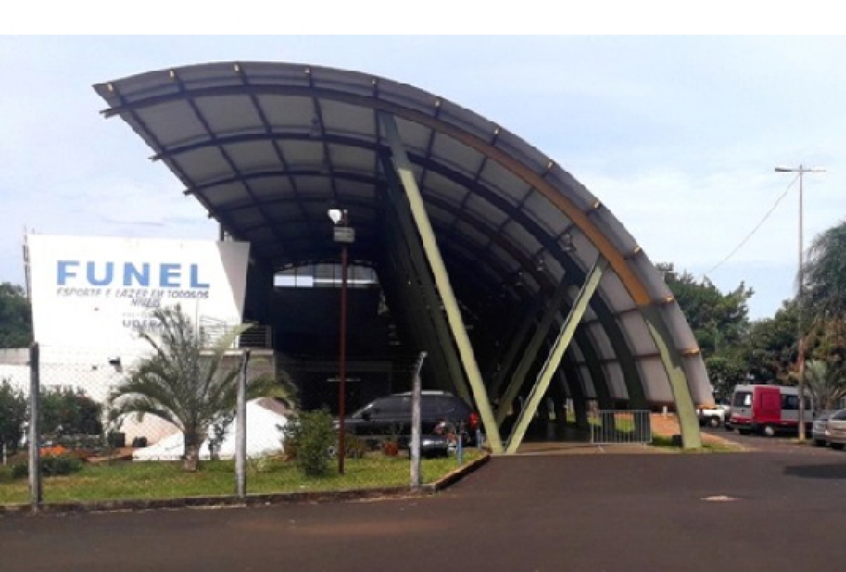 É a entrada da FUNEL - Esporte e Lazer de Uberaba, um espaço dedicado a atividades esportivas e de lazer na cidade.