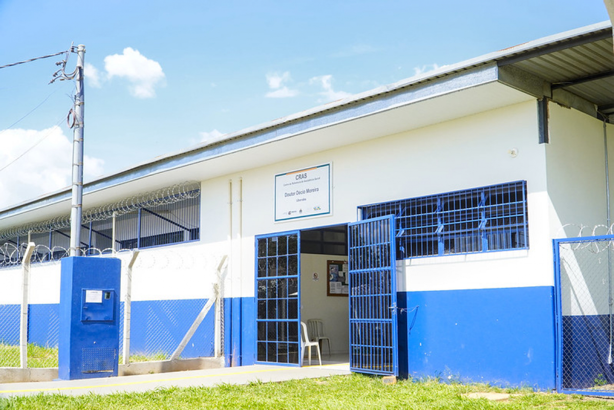A imagem mostra a fachada de um prédio do CRAS (Centro de Referência de Assistência Social) Doutor Dácio Morais.
