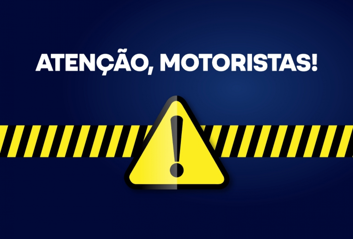 A imagem alerta motoristas sobre uma interdição, destacando a necessidade de atenção devido a possíveis riscos na via.